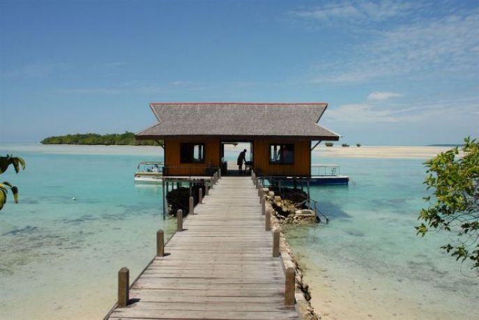 dimsum reizen indonesisch borneo kalimantan nabucco island resort aan het strand