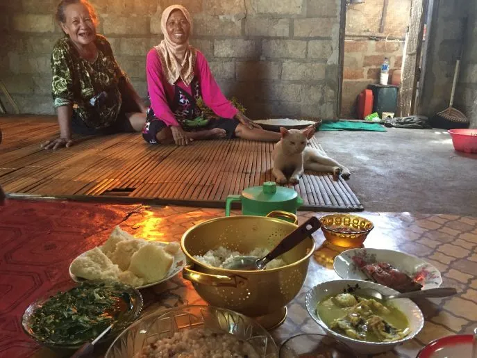 dimsum reizen indonesie zuidoost sulawesi lokale lunch