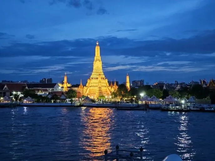 wat arun bij avond dimsum thailand