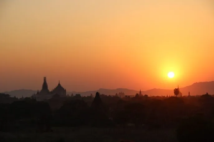dimsum reizen myanmar zonsondergang bagan
