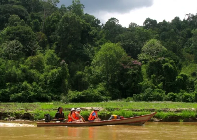 ulu muda earth lodge  boottocht 2