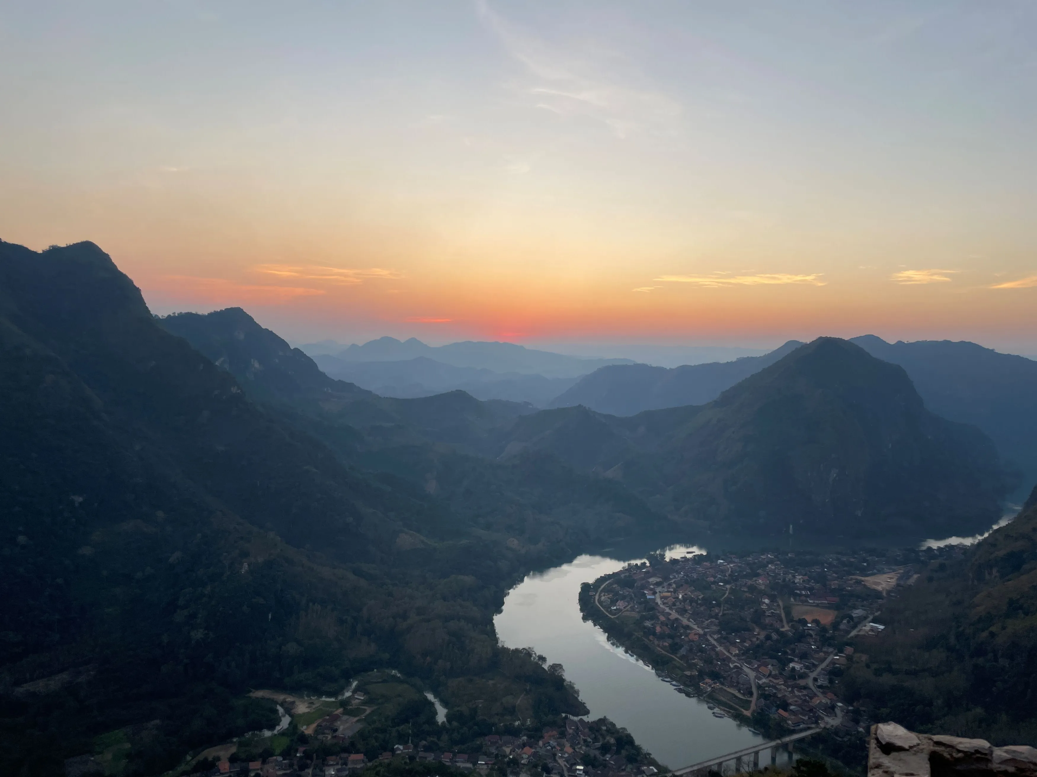 Nong-Khiaw-uitzicht-rivier-bergen