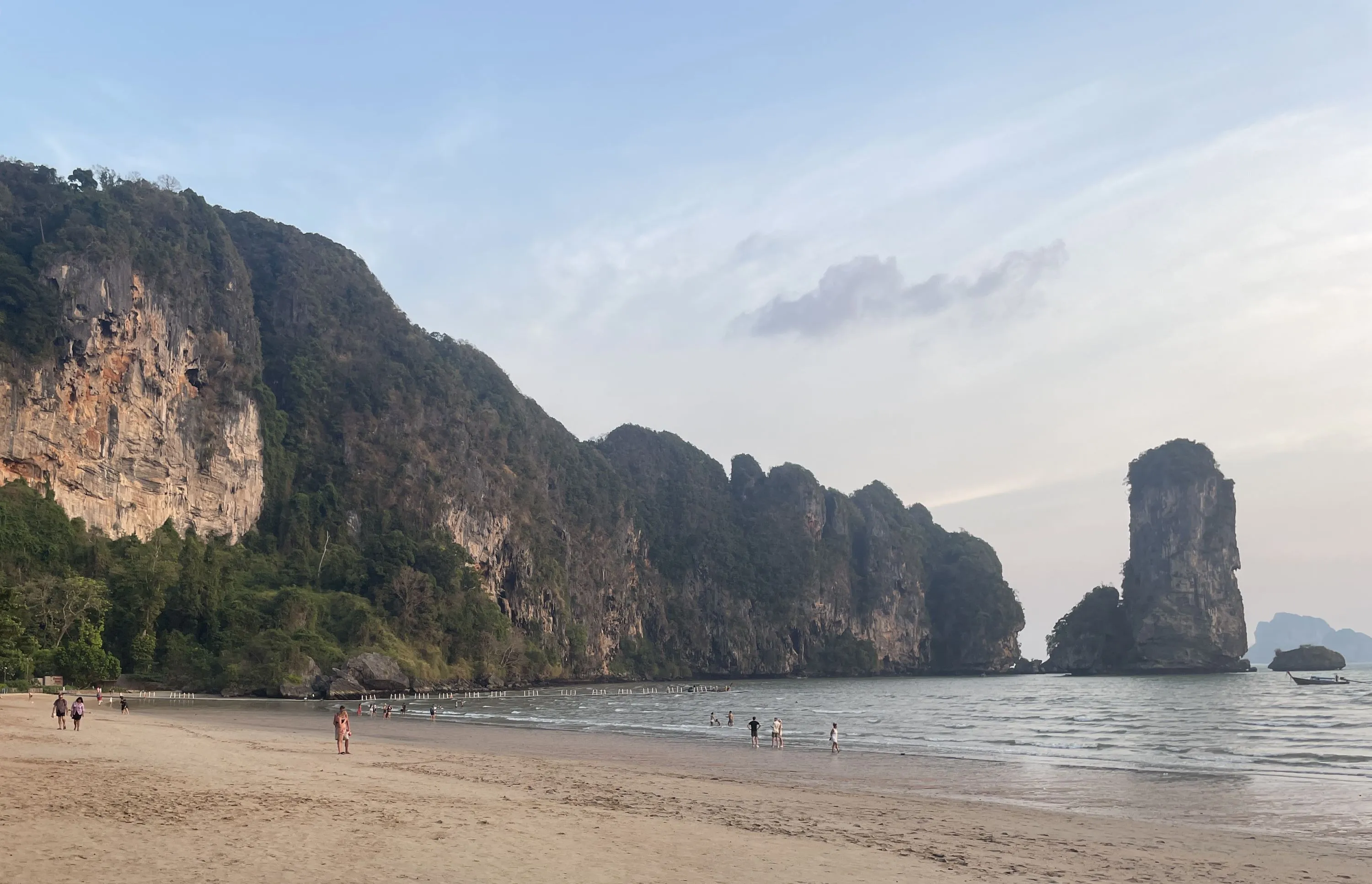 strand-Ao-nang-krabi-thailand-karst