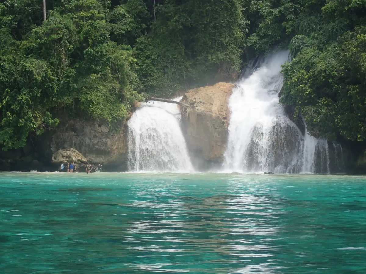 Papua indonesie waterval boot zee-Varen