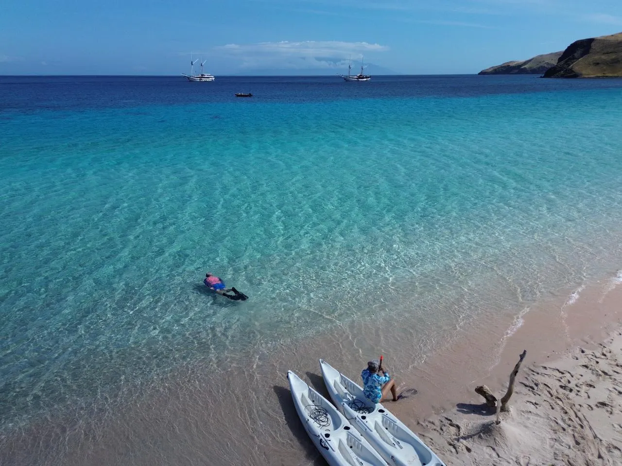 Toeristen zee indonesie boottocht blauw jubileumreis
