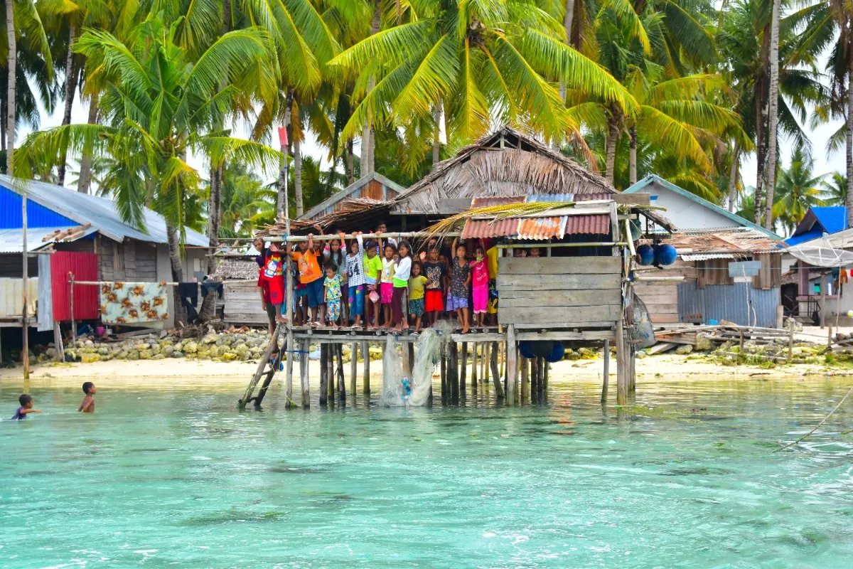 Indonesie Maluku boootreis jubileumreis kinderen locals