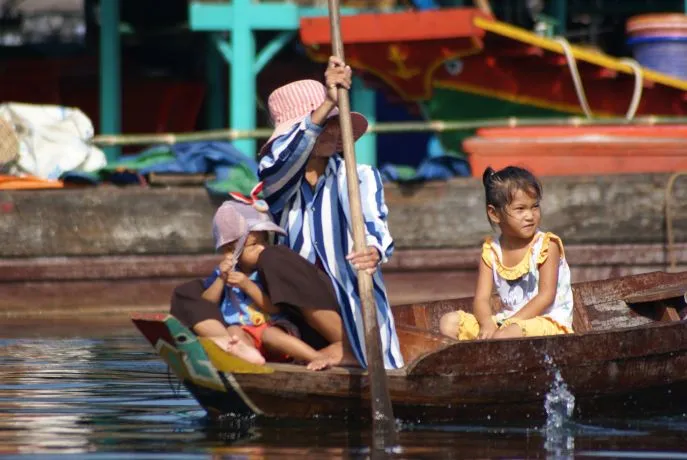 wie-is-de-mol cambodja reis kinderen-tonle-sap-meer