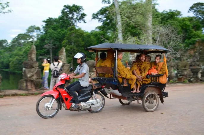 dimsum reizen cambodja boeddhistische monnikken riksja