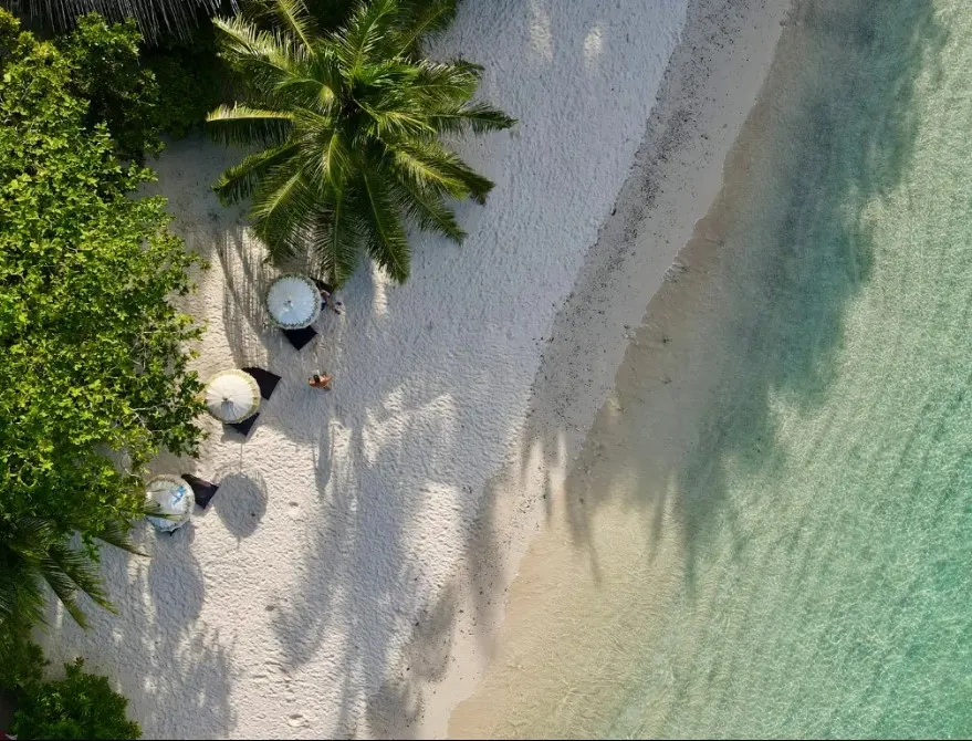 mentawai-eiland-aloita-resort-sumatra-indonesie-strand