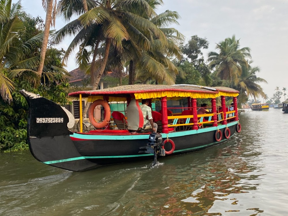 Sfeerafbeelding alleppey huisboot kleurrijk zuid india rondreis