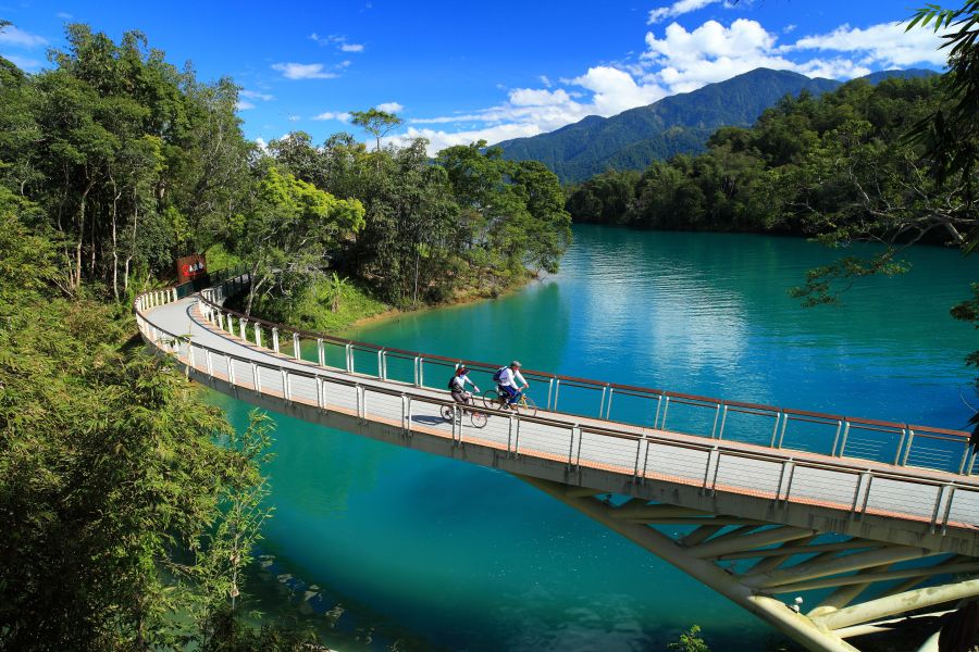 Sfeerafbeelding cycling in scenic sun moon lake