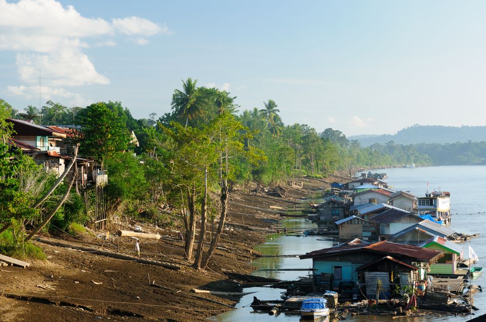 Sfeerafbeelding dimsum reizen indonesie kalimantan varen over de mahakam rivier