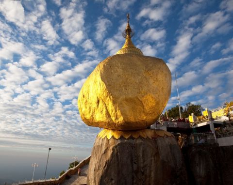 Sfeerafbeelding gouden rots pagode myanmar