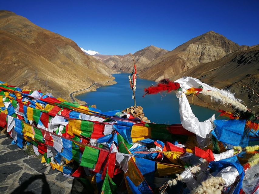 Sfeerafbeelding tibet gyantse meer gebedsvlassen dimsum rondreizen